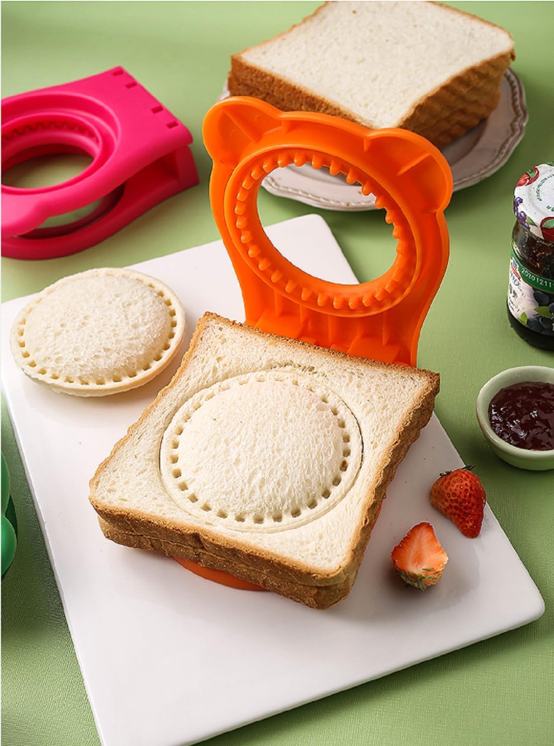 Uncrustable Sandwich Maker, Circle Shape 3.7 Inch Sandwich Cutter and Sealer for Kids Breakfast and Lunchboxes, Green