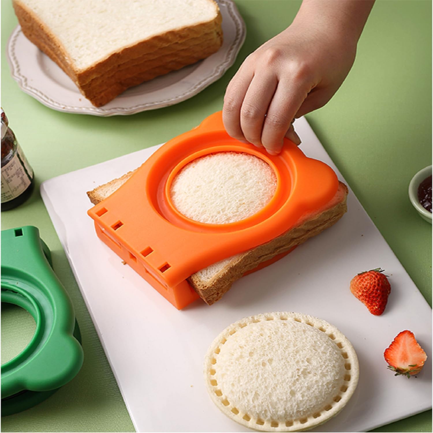 Uncrustable Sandwich Maker, Circle Shape 3.7 Inch Sandwich Cutter and Sealer for Kids Breakfast and Lunchboxes, Green
