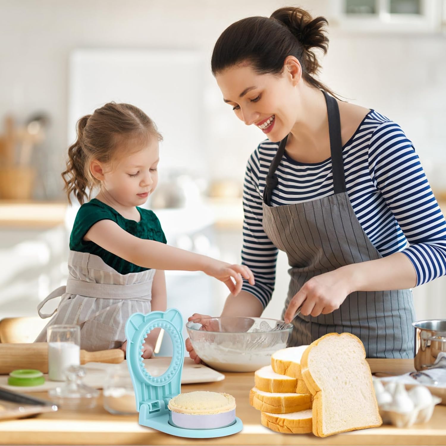 Uncrustable Sandwich Maker, Circle Shape 3.7 Inch Sandwich Cutter and Sealer for Kids Breakfast and Lunchboxes, Green